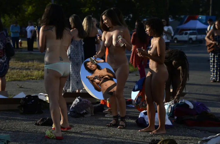 Goli doček za Trumpa: bez trunka odjeće dočekale kontroverznog političara