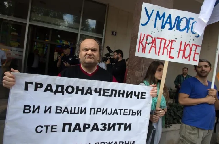Prosvjednici iz inicijative "Ne da(vi)mo Beograd" pokušali su uručiti papir s ispisanom ostavkom gradonačelniku Beograda Siniši Malom i drugim gradskim dužnosnicima, koje smatraju odgovornima za rušenja objekata i maltretiranja građana u beogradskoj četvrti Savamala tijekom noći poslije izbora 24. travnja.