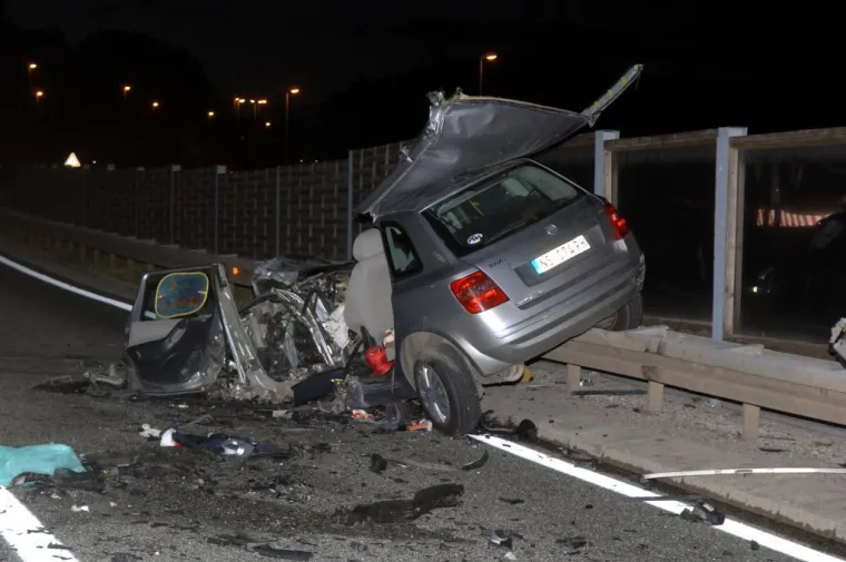 Jedna je osoba poginula, a četvero ih je ozlijeđeno, među kojima i dvoje malodobne djece, u te&scaron;koj prometnoj nesreći koja se  u utorak ujutro oko 1,30 sati dogodila na dionici Istarskog ipsilona, na vijaduktu Rogovići