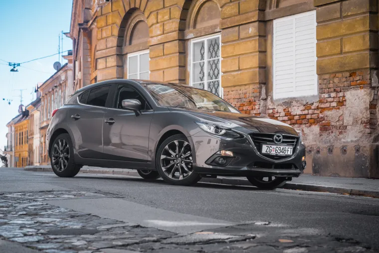 Sportski blago zakrivljena njuška izgleda super, bočna silueta popunjena 18-inčnim naplatcima je jedna od ljepših u klasi, a i straga je Mazda dizajnerski lijepo pogodila.