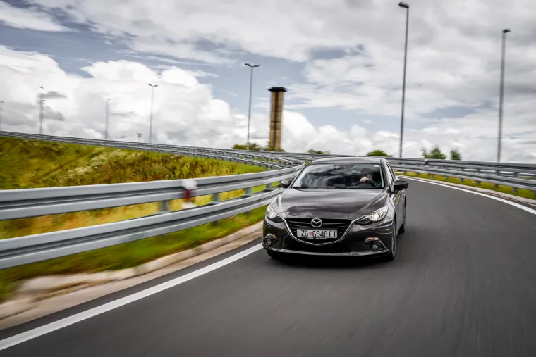 FOTOGRAFIJE NE LAŽU: Mazda 3 je drukčija, temperamentnog izgleda i atraktivnog dizajna