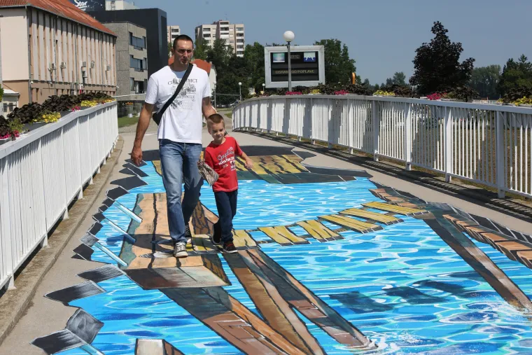 Nova turistička atrakcija u Vukovaru: 3D crtež drvenog mosta oduševljava prolaznike koji prelaze preko Vuke