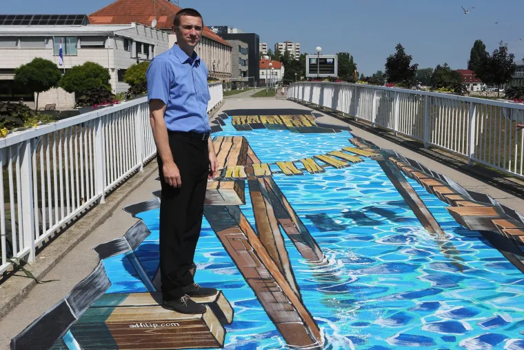 Nova turistička atrakcija u Vukovaru: 3D crtež drvenog mosta oduševljava prolaznike koji prelaze preko Vuke