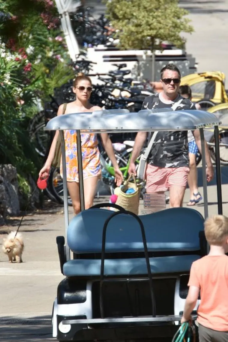 S njima su i sinovi Dino i Armano.