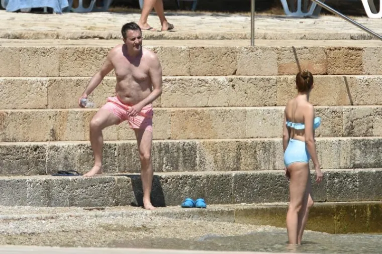 Tarik se kupa u sportskim hlačicama...