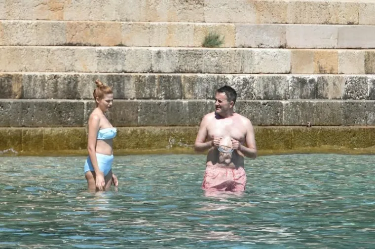 A Lejla skriva obline u retro kupaćem kostimu.