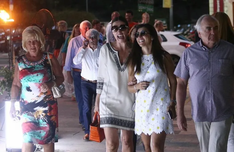 Bernie Ecclestone pristao je svojom jahtom Petara u luku Gruz u Dubrovniku, a na vez odmah do njegovog svojom novom jahtom stigla je njegova bivša supruga Slavica Ecclestone. Slavica je prvo otišla na Bernijevu jahtu, javiti se velikom društvu, među kojim je bila i Bernijeva nova supruga Fabiana Flosi. Cijelo društvo se nakon druženja na palubi jahte uputilo u Grad, u poznati restoran na večeru. Slavica Ecclestone i Fabiana Flosi ušle su u restoran držeći se za ruke. Slavica je izjavila kako su se pomirile zbog djece