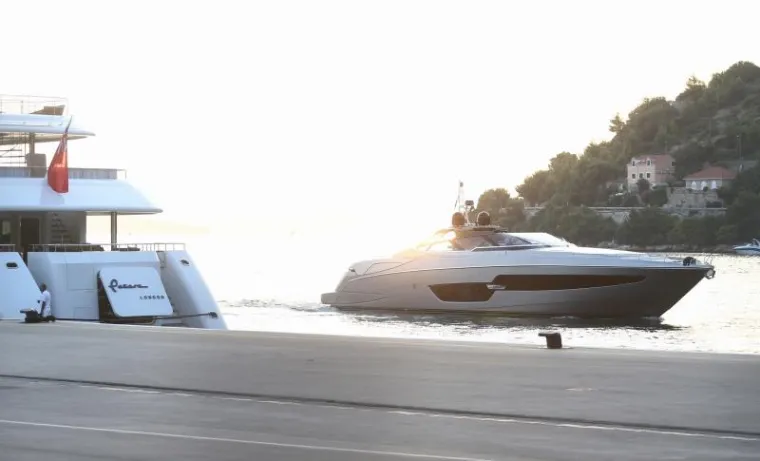 BIVŠA I SADAŠNJA DRŽALE SE ZA RUKE: Bernie Ecclestone večerao i šetao sa Slavicom i Fabianom u Dubrovniku