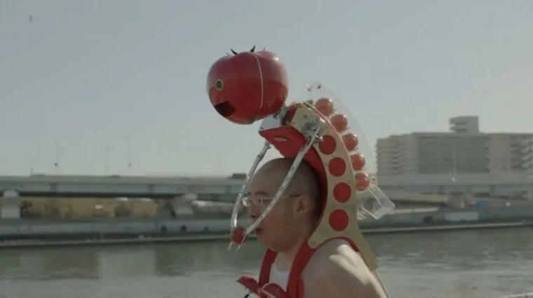 Robot koji vas hrani rajčicama dok trčite. Zato što... odgovor se još traži.