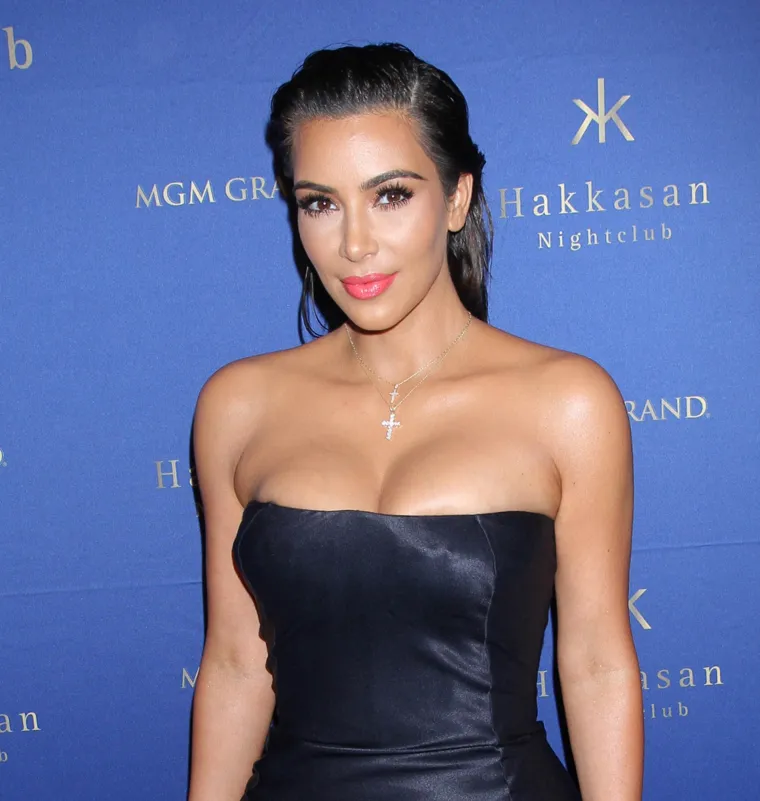 Kim Kardashian uskom haljinom naglasila obline i otkrila da je dosegnula idealnu težinu