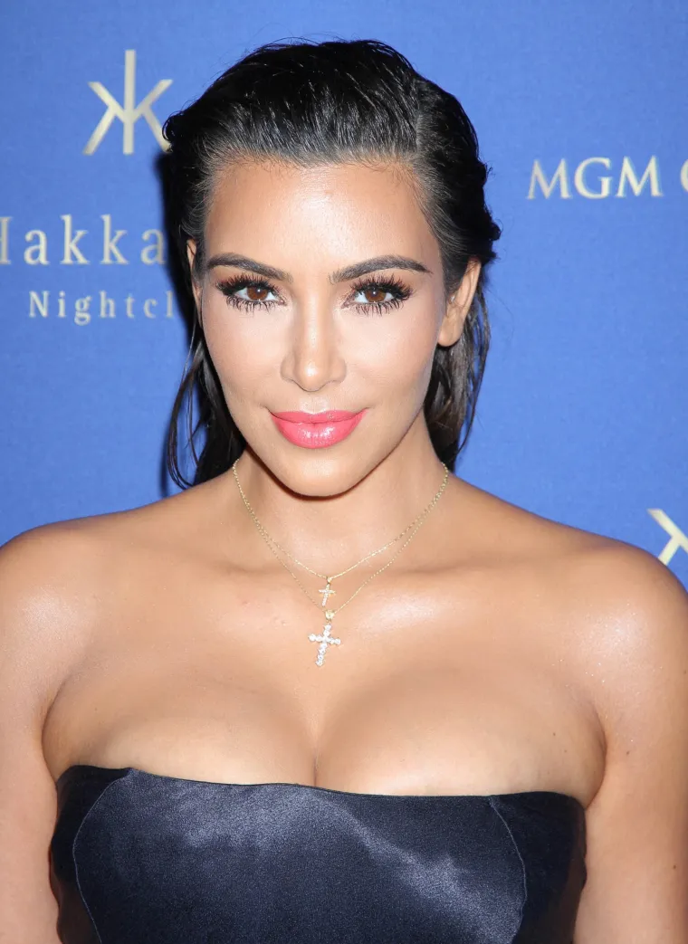 Kim Kardashian uskom haljinom naglasila obline i otkrila da je dosegnula idealnu težinu