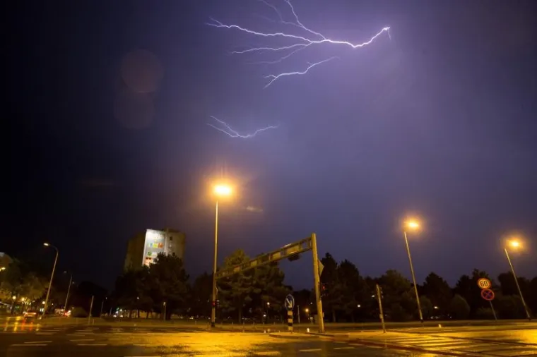 ČUDESNI PRIZORI: Nevrijeme pogodilo Zagreb, munje parale nebo iznad metropole