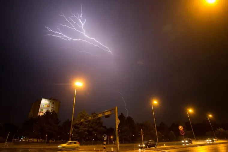 ČUDESNI PRIZORI: Nevrijeme pogodilo Zagreb, munje parale nebo iznad metropole