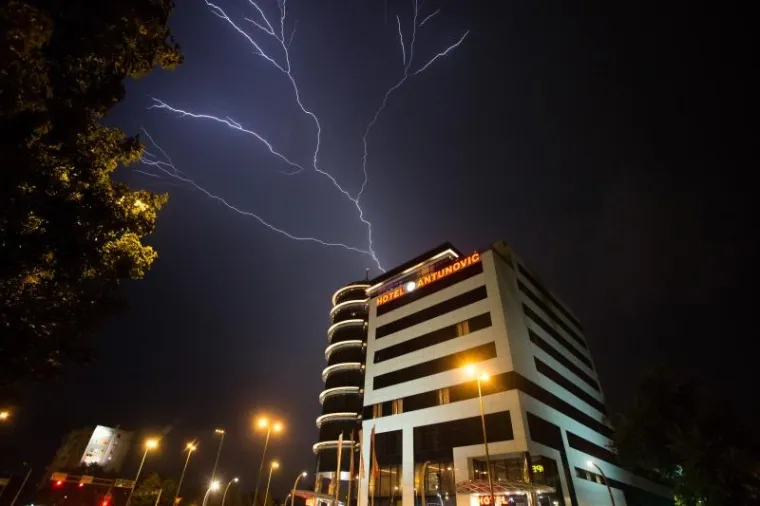 ČUDESNI PRIZORI: Nevrijeme pogodilo Zagreb, munje parale nebo iznad metropole