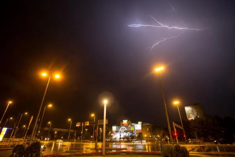 ČUDESNI PRIZORI: Nevrijeme pogodilo Zagreb, munje parale nebo iznad metropole