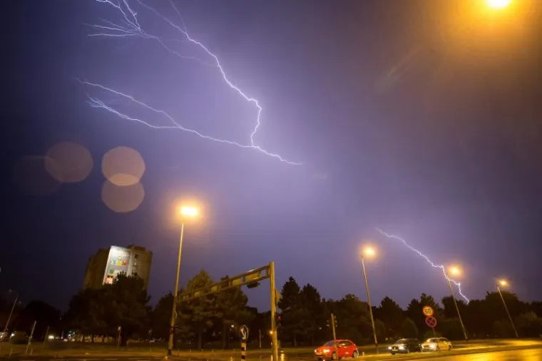 ČUDESNI PRIZORI: Nevrijeme pogodilo Zagreb, munje parale nebo iznad metropole