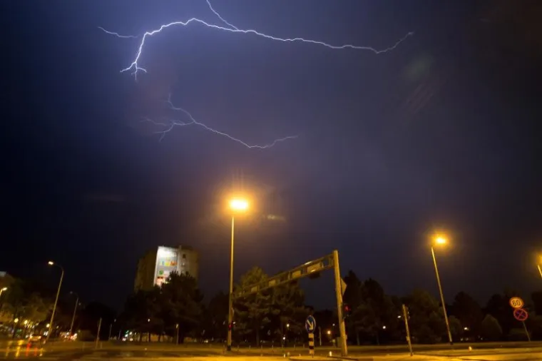 ČUDESNI PRIZORI: Nevrijeme pogodilo Zagreb, munje parale nebo iznad metropole