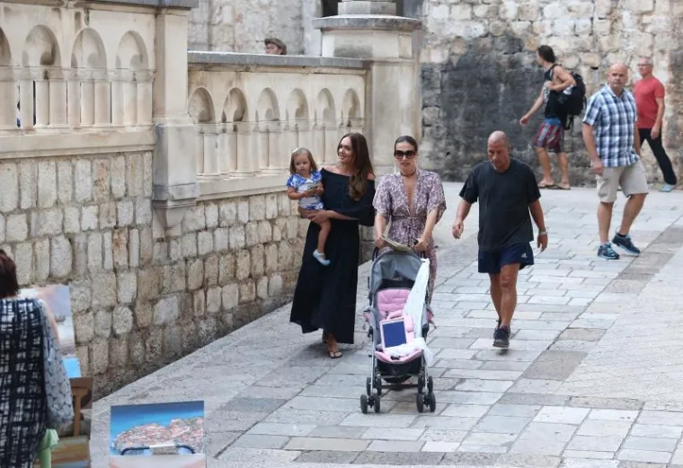Tamara je ljetovala sa suprugom Jayom Rutlandom na Mikonosu, a prije tri dana sletjela je u Hrvatsku