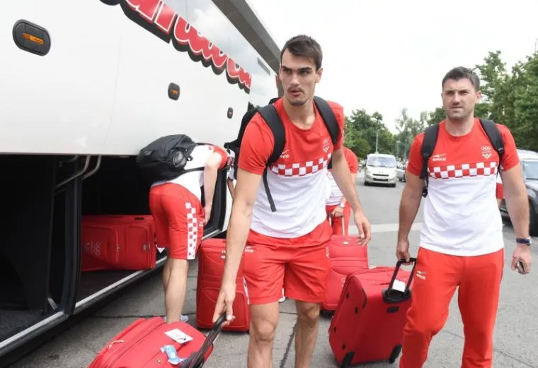 Hrvatski ko&scaron;arka&scaron;i otputovali su danas u Argentinu gdje će boraviti do 3. kolovoza i odigrati pripremne turnir protiv domaćina, Francuske i Srbije. Nakon toga Petrovićeva momčad putuje u Rio de Janiero na OI. Hrvatske boje će braniti: Marko Arapović, Luka Babić, Miro Bilan, Bojan Bogdanović, Mario Hezonja, Filip Kru&scaron;lin, Darko Planinić, Krunoslav Simon, Rok Stipčević, Željko &Scaron;akić, Dario &Scaron;arić i Roko Leni Ukić.