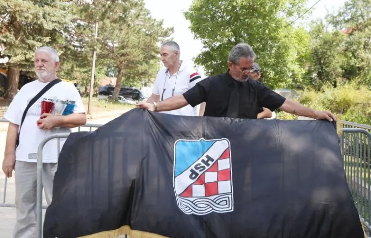 OBILJEŽAVANJE DANA ANTIFAŠISTIČKOG USTANKA: Prosvjednici ometali proslavu u Srbu