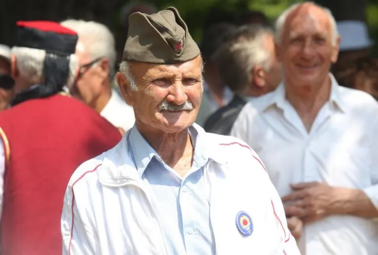 Srpsko narodno vijeće i Savez antifašističkih boraca i antifašista obilježavaju 75. obljetnicu antifašističkog ustanka. U isto vrijeme ondje su bili i prosvjednici, predvođeni A-HSP-om.