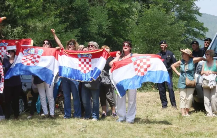 OBILJEŽAVANJE DANA ANTIFAŠISTIČKOG USTANKA: Prosvjednici ometali proslavu u Srbu