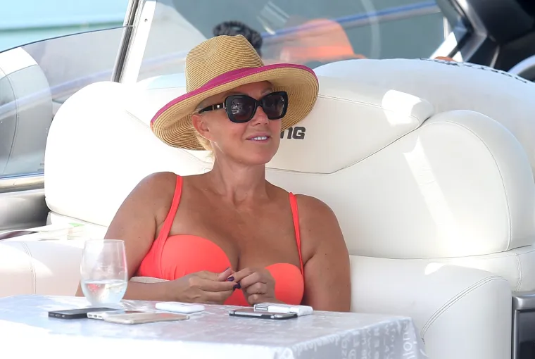 Dobro raspoložena Lepa Brena uživa na svojoj jahti u &Scaron;ibeniku