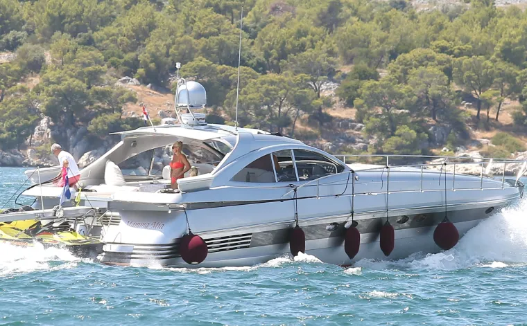 Dobro raspoložena Lepa Brena uživa na svojoj jahti u &Scaron;ibeniku