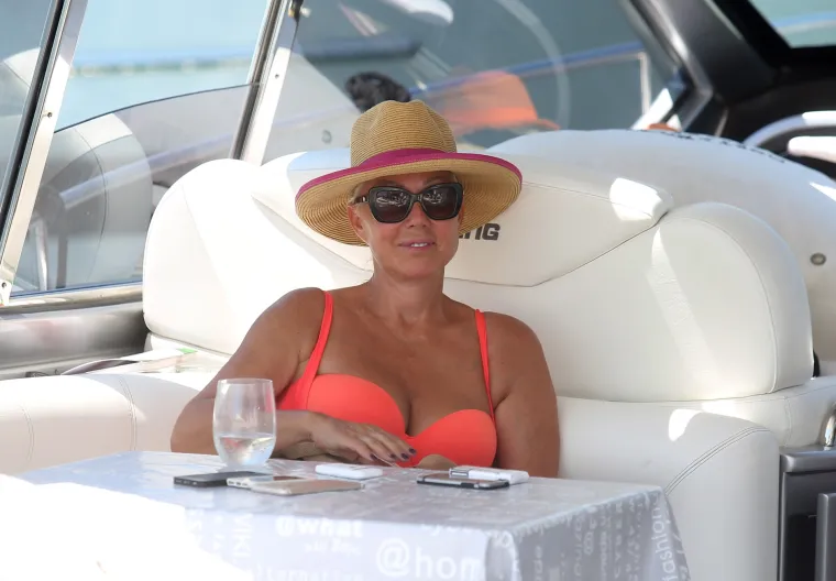 Dobro raspoložena Lepa Brena uživa na svojoj jahti u &Scaron;ibeniku