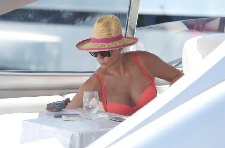 Nakon sto su se opskrbili gorivom napustili su &Scaron;ibenik uz srdačno mahanje.