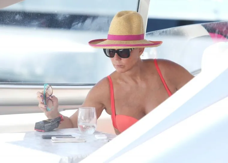 POD HRVATSKOM ZASTAVOM: Lepa Brena &Scaron;ibenčanima pokazala kako je seksi i u 55-oj