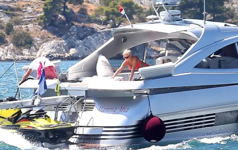 POD HRVATSKOM ZASTAVOM: Lepa Brena &Scaron;ibenčanima pokazala kako je seksi i u 55-oj