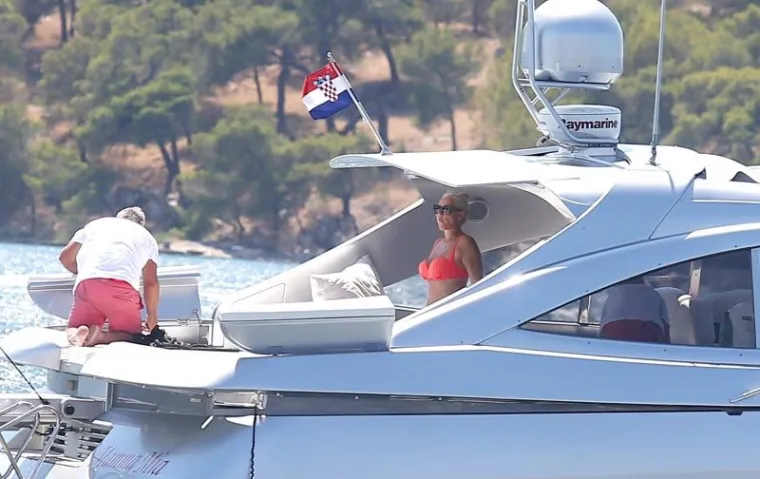 POD HRVATSKOM ZASTAVOM: Lepa Brena &Scaron;ibenčanima pokazala kako je seksi i u 55-oj