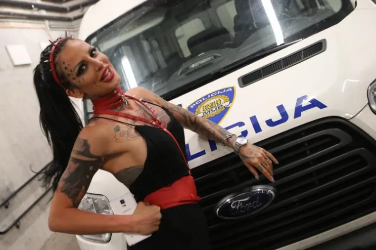 ODRŽANA PRVA VEČER RINGIŠPILA: Polugole djevojke i zvuci turbo folka okupirali Split