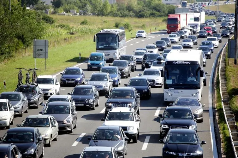 KAOS U PROMETU: Duge kolone na naplatnim kućicama Lučko