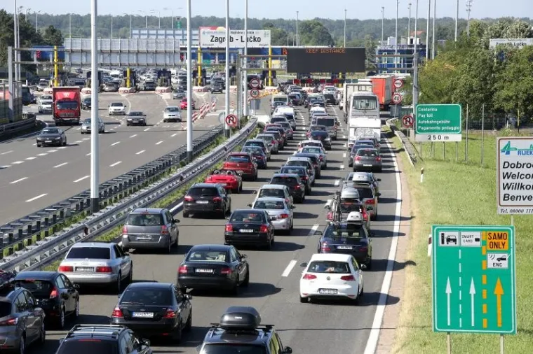 KAOS U PROMETU: Duge kolone na naplatnim kućicama Lučko