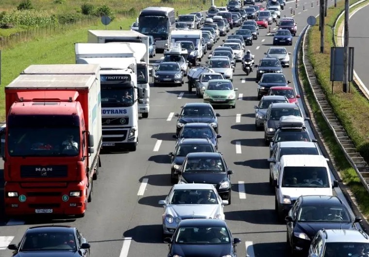 KAOS U PROMETU: Duge kolone na naplatnim kućicama Lučko