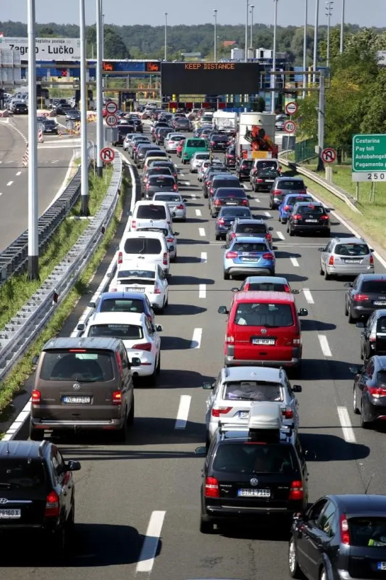 KAOS U PROMETU: Duge kolone na naplatnim kućicama Lučko