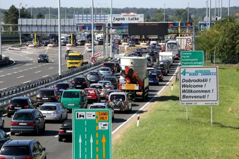 KAOS U PROMETU: Duge kolone na naplatnim kućicama Lučko