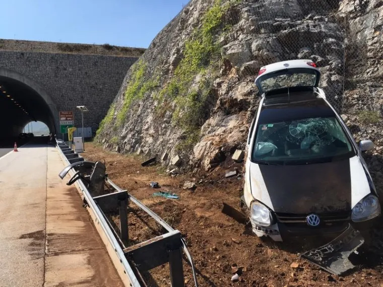 TEŠKA PROMETNA NA A1: Slovenci izletjeli s autoceste i zabili se u brdo, četvero je ozlijeđenih