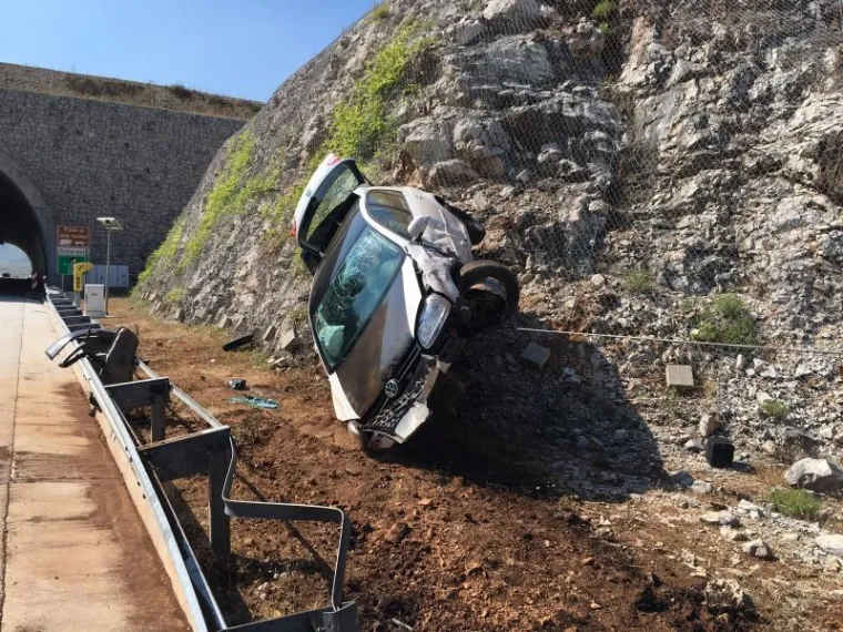 TEŠKA PROMETNA NA A1: Slovenci izletjeli s autoceste i zabili se u brdo, četvero je ozlijeđenih