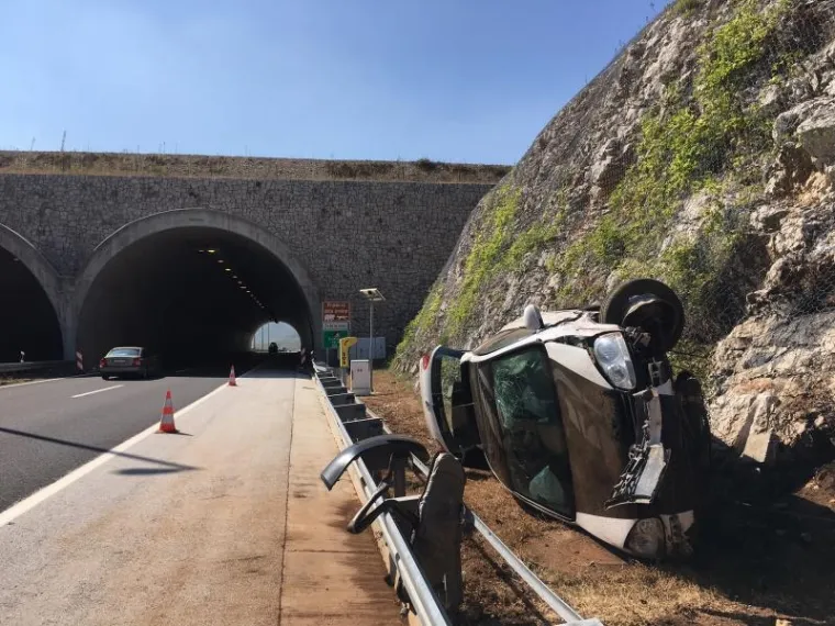 TEŠKA PROMETNA NA A1: Slovenci izletjeli s autoceste i zabili se u brdo, četvero je ozlijeđenih