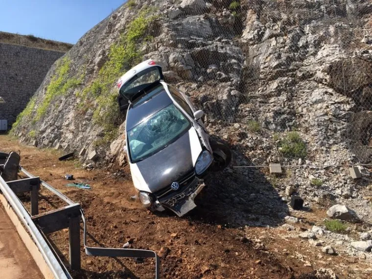TEŠKA PROMETNA NA A1: Slovenci izletjeli s autoceste i zabili se u brdo, četvero je ozlijeđenih