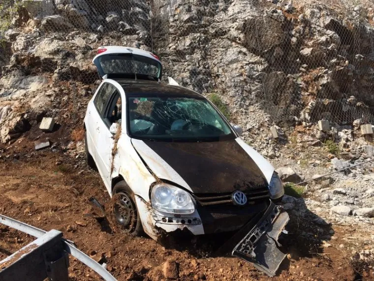 TEŠKA PROMETNA NA A1: Slovenci izletjeli s autoceste i zabili se u brdo, četvero je ozlijeđenih