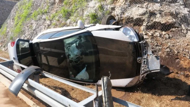 TEŠKA PROMETNA NA A1: Slovenci izletjeli s autoceste i zabili se u brdo, četvero je ozlijeđenih