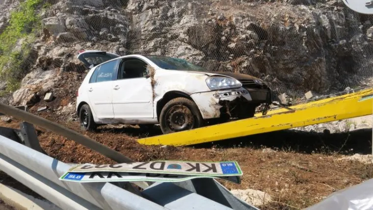 TEŠKA PROMETNA NA A1: Slovenci izletjeli s autoceste i zabili se u brdo, četvero je ozlijeđenih