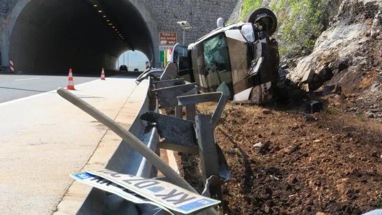 TEŠKA PROMETNA NA A1: Slovenci izletjeli s autoceste i zabili se u brdo, četvero je ozlijeđenih