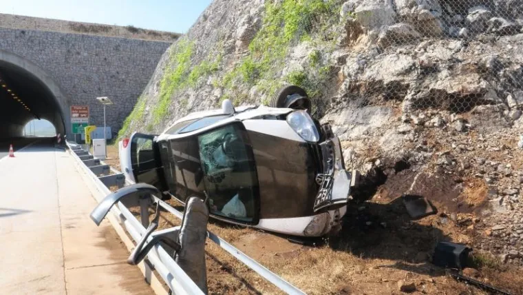 TEŠKA PROMETNA NA A1: Slovenci izletjeli s autoceste i zabili se u brdo, četvero je ozlijeđenih