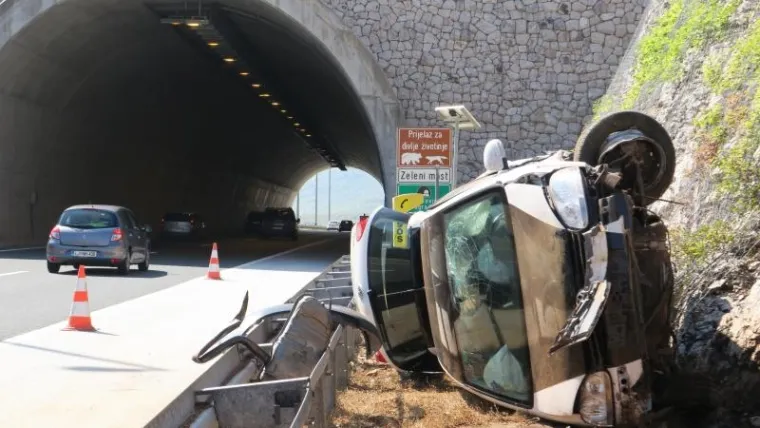 TEŠKA PROMETNA NA A1: Slovenci izletjeli s autoceste i zabili se u brdo, četvero je ozlijeđenih