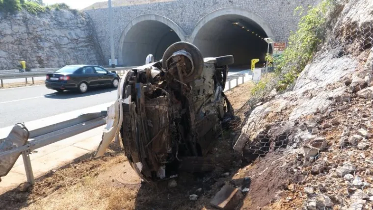 TEŠKA PROMETNA NA A1: Slovenci izletjeli s autoceste i zabili se u brdo, četvero je ozlijeđenih